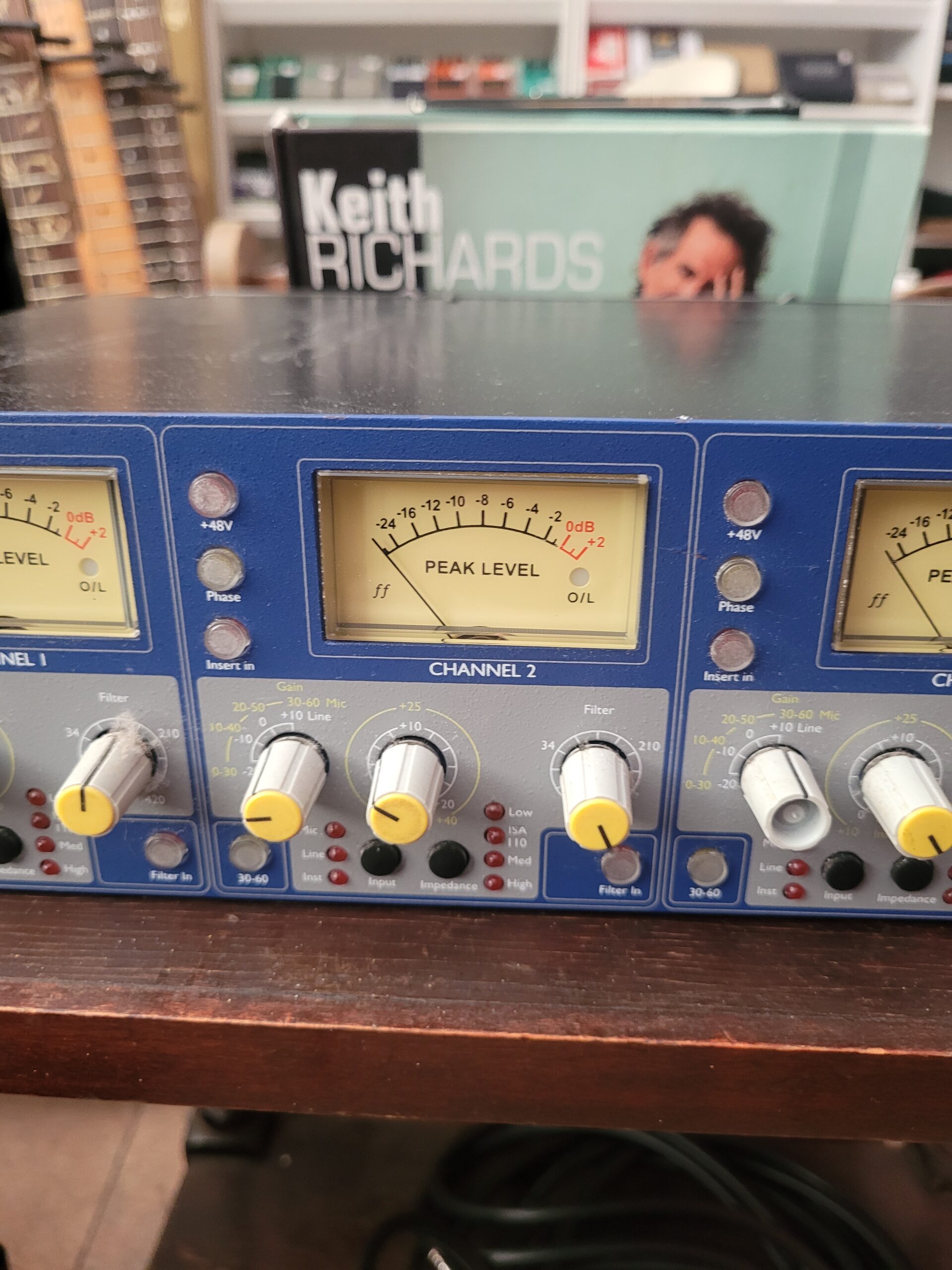 Pre Amplificador Focusrite Isa 428 - Imagem 5