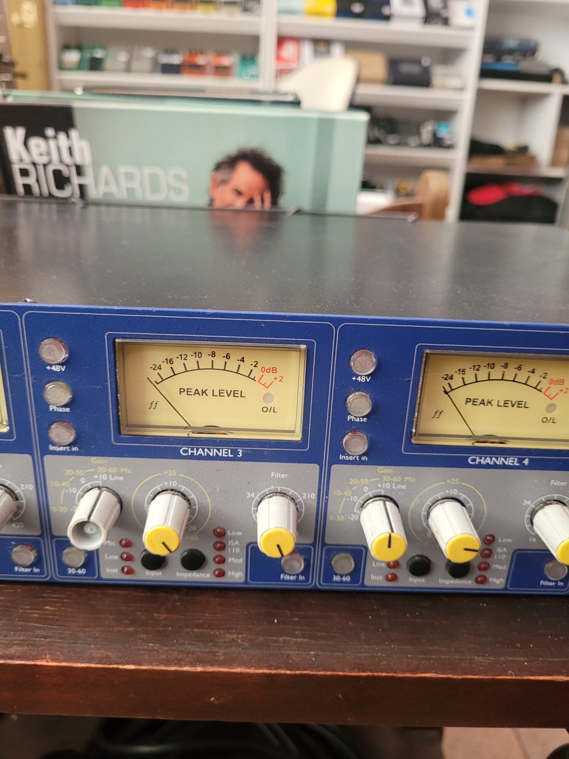 Pre Amplificador Focusrite Isa 428 - Imagem 4