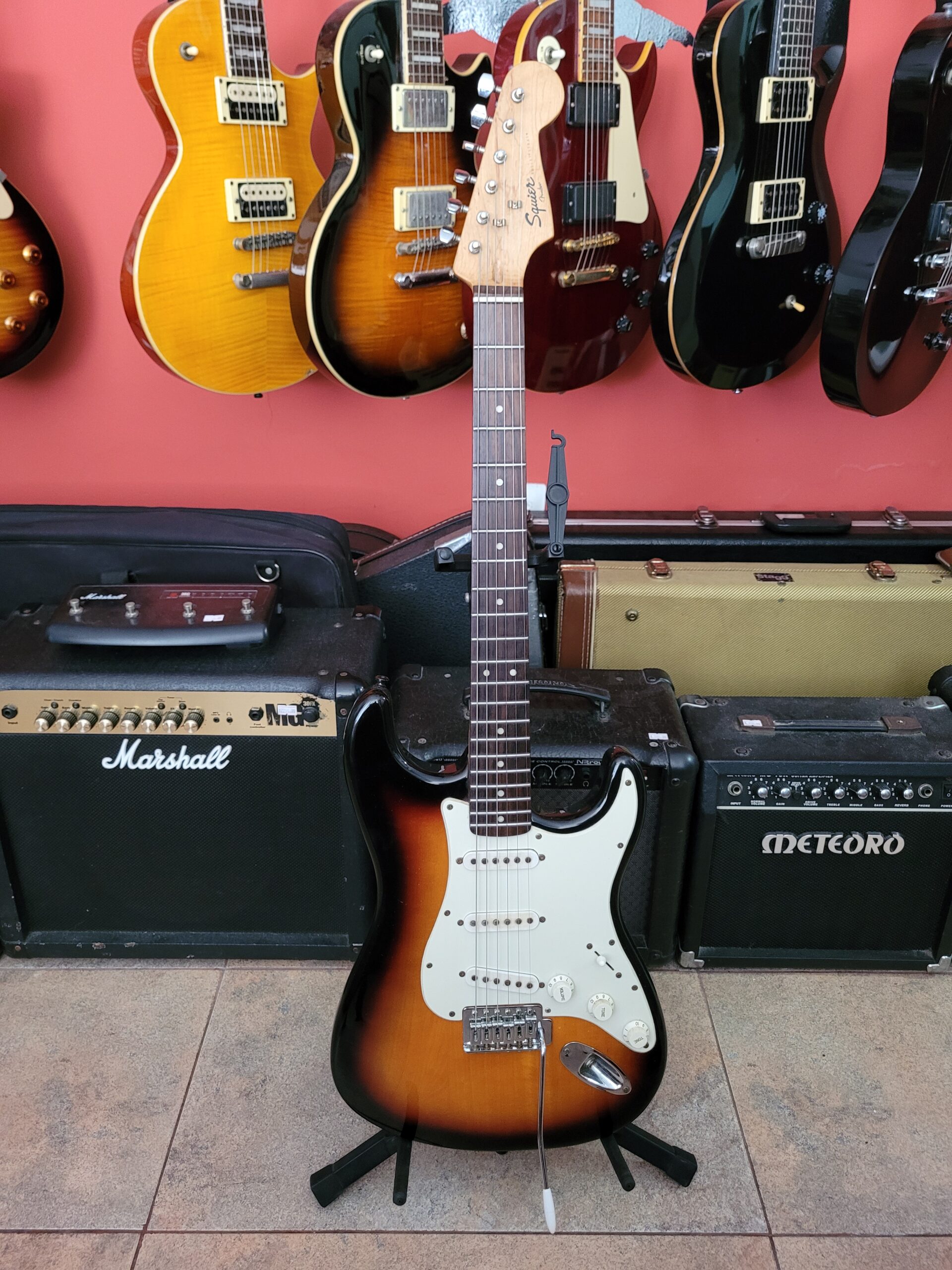 Guitarra Fender Squier Stratocaster Bullet Series Sunburst - Imagem 8
