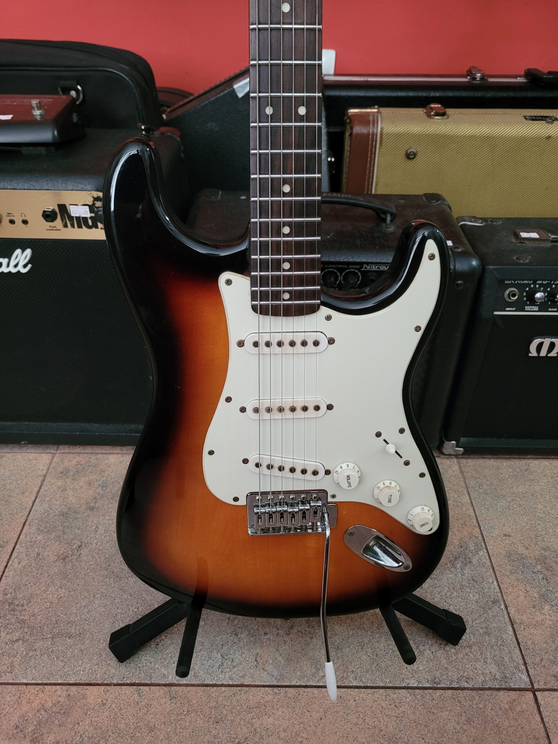 Guitarra Fender Squier Stratocaster Bullet Series Sunburst - Imagem 3