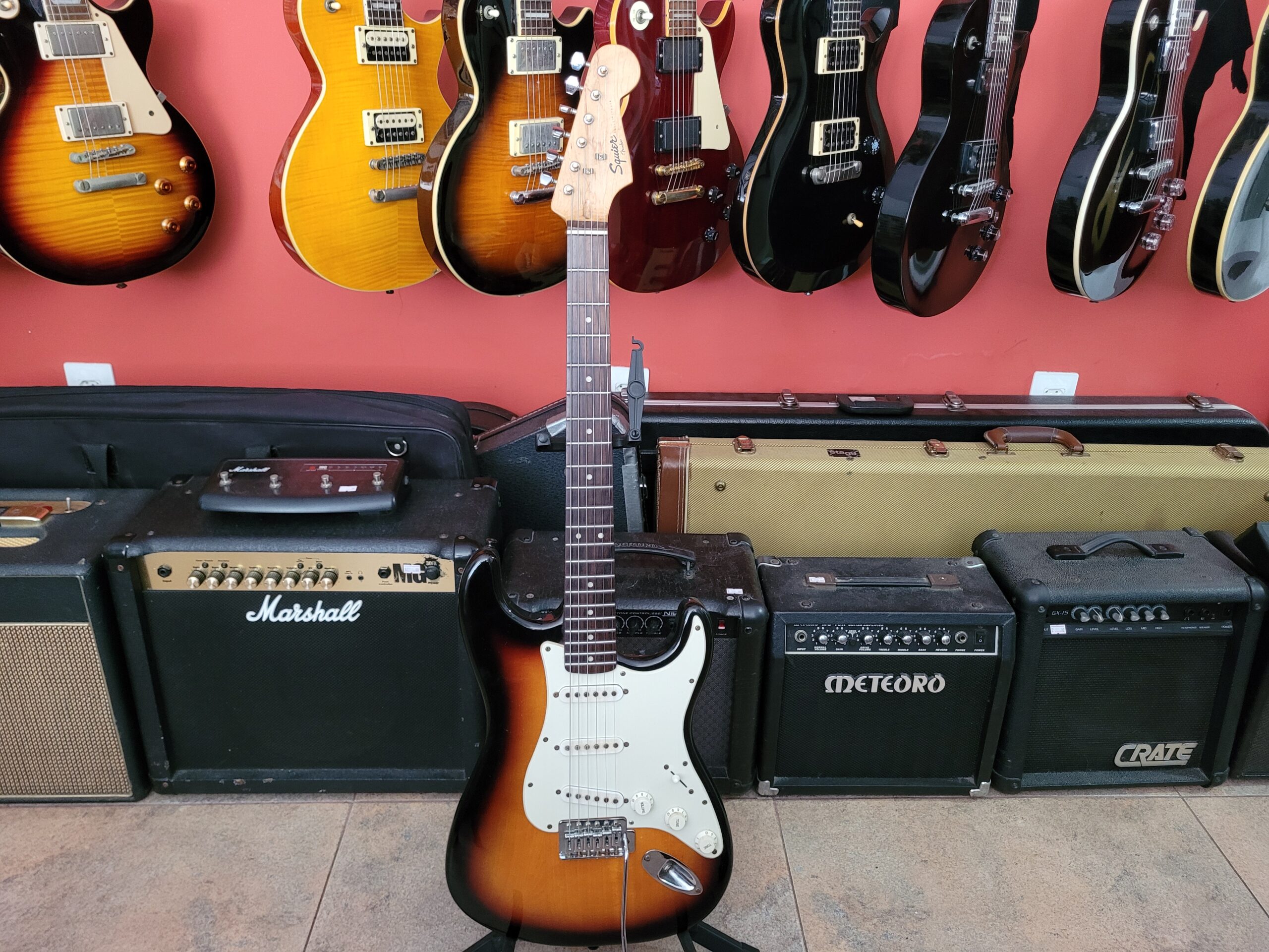 Guitarra Fender Squier Stratocaster Bullet Series Sunburst